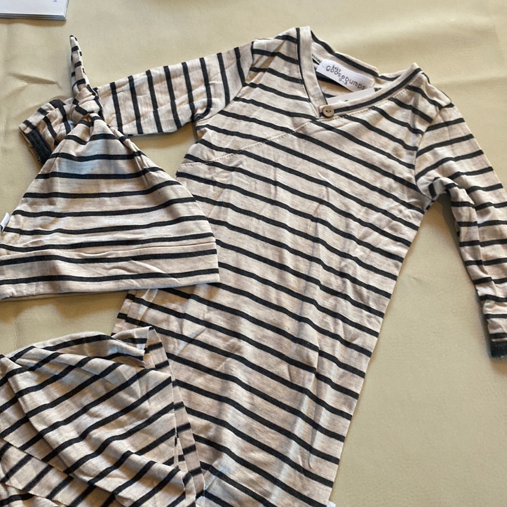 Brand New Baby Goosebumps Layette with Hat